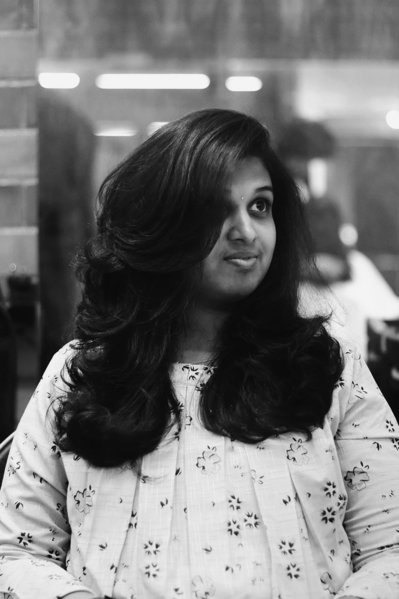 Black and white portrait of a woman with a voluminous blow-dry in a salon